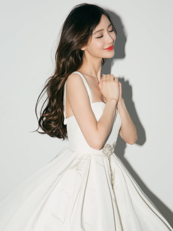 这款裙子裙身是裙摆的1/6，没想到让杨颖穿成了1米55，有毒