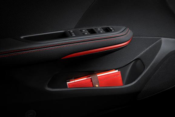 科鲁泽与卡罗拉的路线之争：追啊追啊，是谁的骄傲放纵