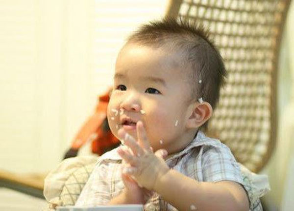 宝宝咬手指怎么纠正,宝宝咬指甲是怎么纠正