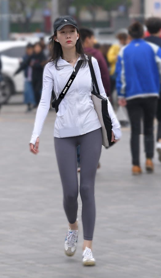 小黑裤早已经凉了，耐克的“九分水泥裤”成新宠，街拍达人必备