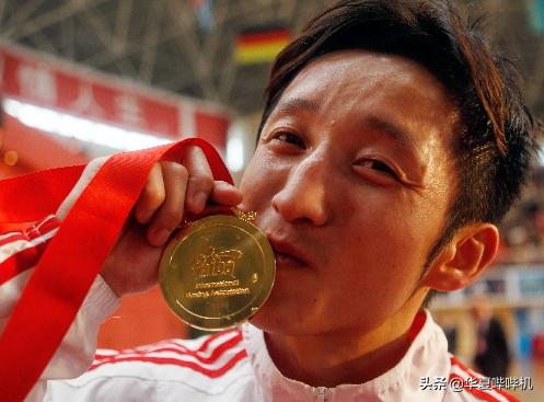 两次卫冕奥运冠军,一年怒甩老婆23次,拳王邹市明为何退出拳坛?