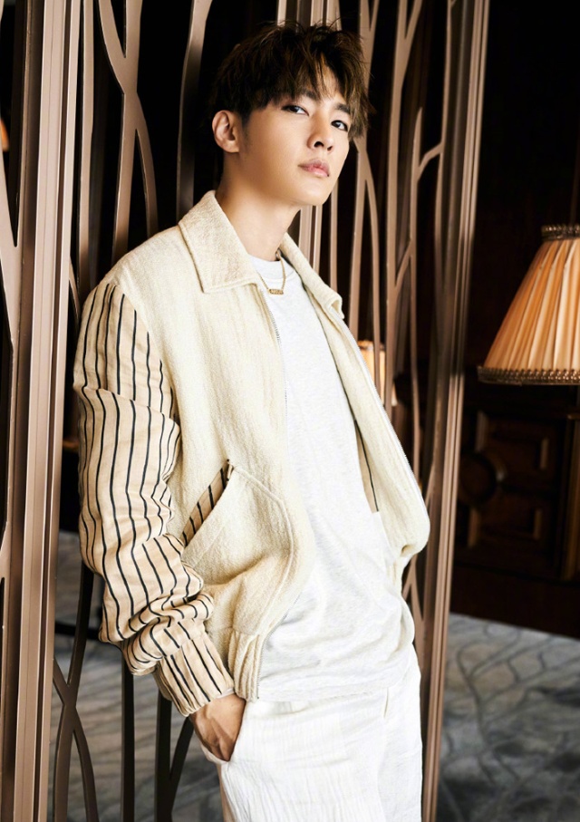 别再穿匡威了，现在火了耐克“情侣鞋”，改天还能和女友换着穿