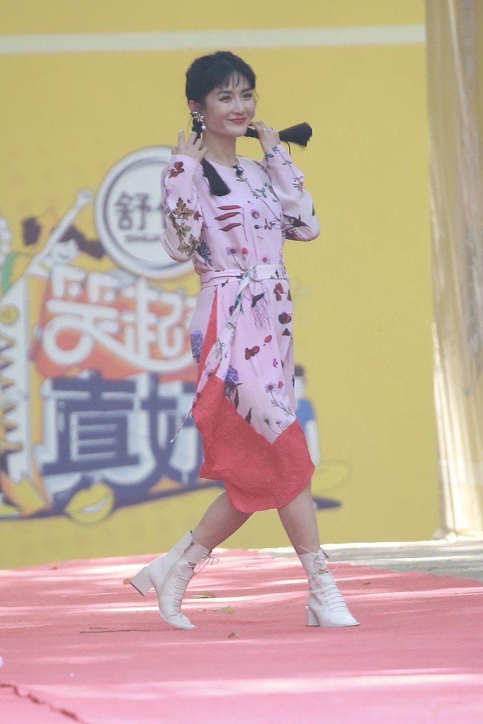 马兰坡土妞人设不倒!8千+大牌连衣裙,谢娜轻松穿成“九妹””了