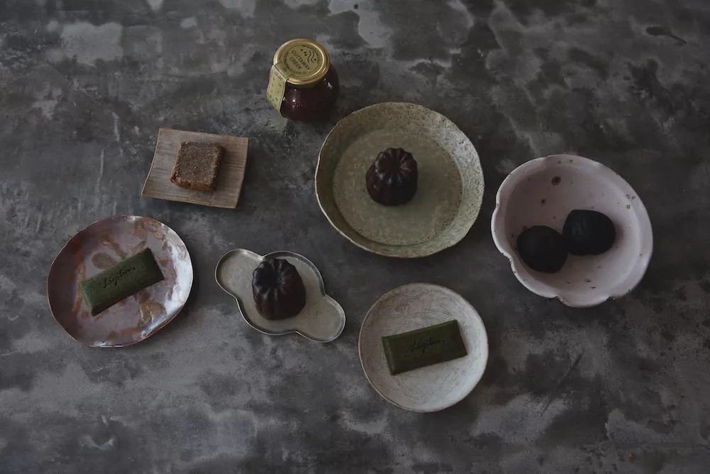 用水泥砌橱柜,用粘土做迷你橱柜