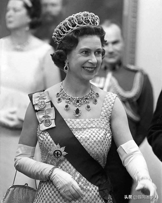 祖母绿国风项链,凯特王妃戴什么颜色的项链