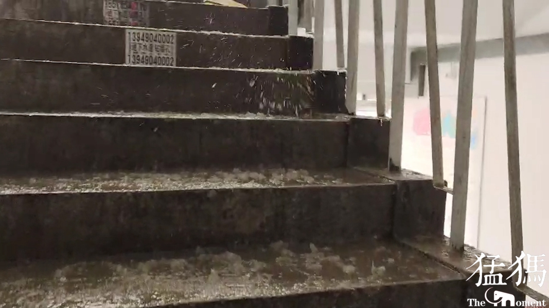 河南郑州某暖气爆管,一居民楼冻住五层楼