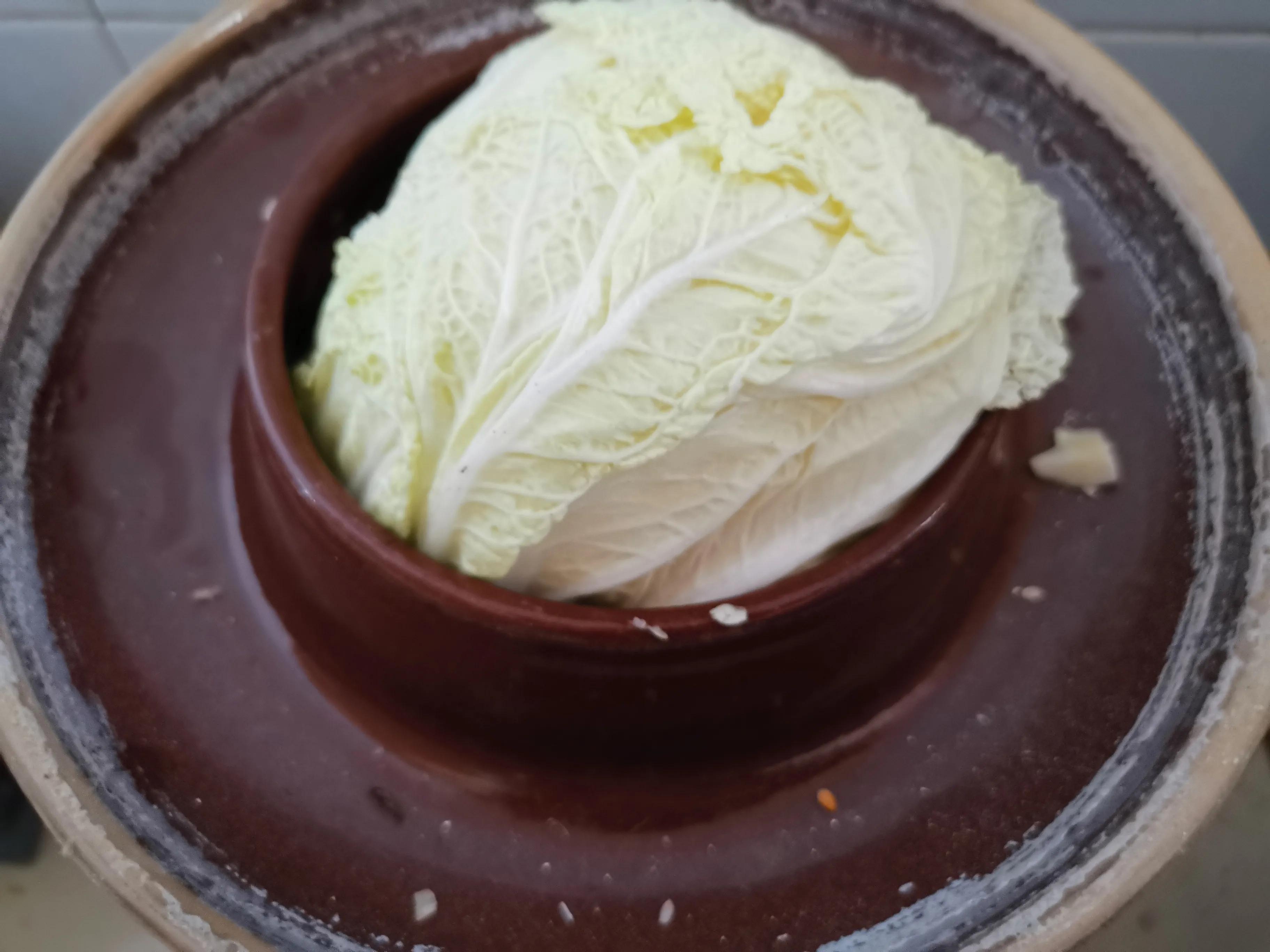 玻璃泡菜坛腌酸菜,泡菜缸里泡老坛酸菜