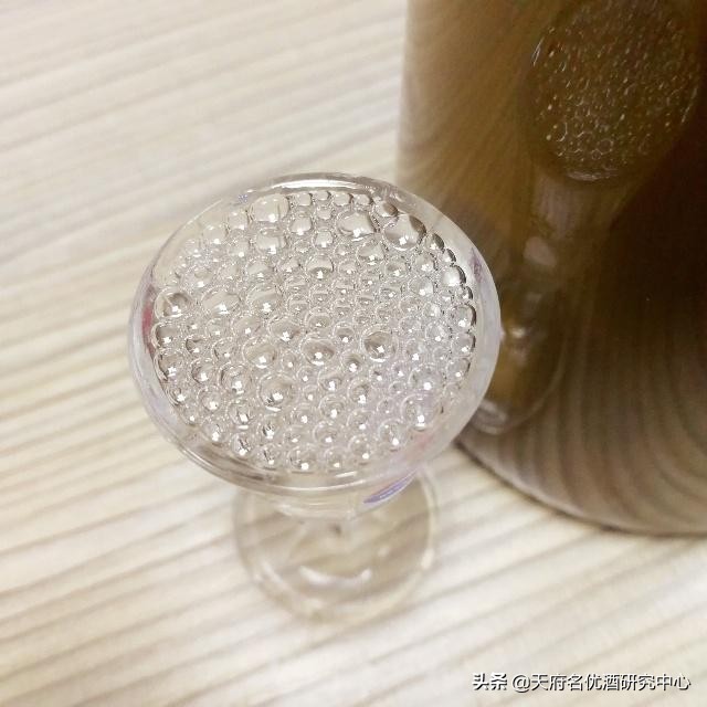 浓香型白酒入口有些酸味,怎么去除白酒中的酸味