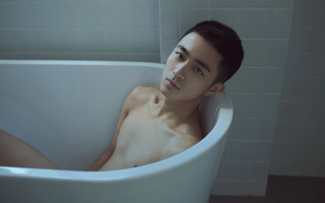 大学毕业生发传单,被精英男*养包**!