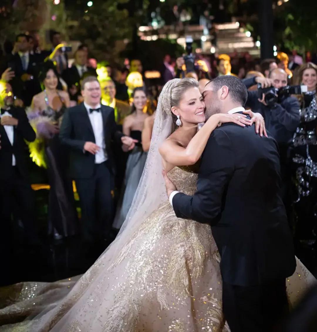 刘亦菲金裙子,刘亦菲穿一袭仙女裙现身活动