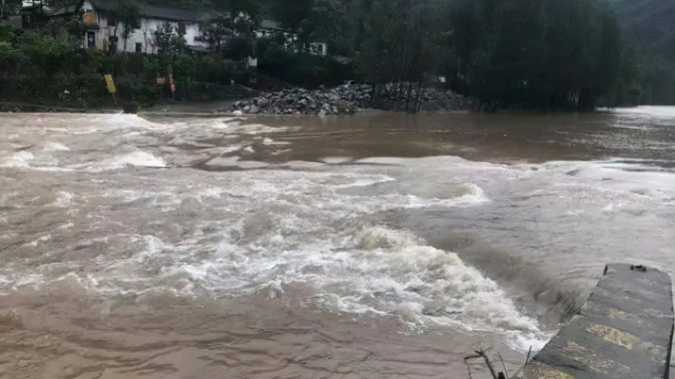 法治热点早知道,法治在线轿车高速上意外起火