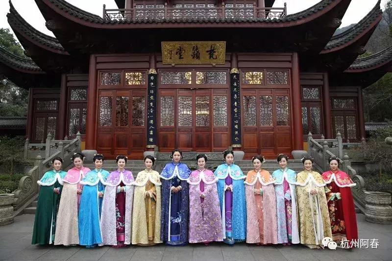 超百图再现2018年服装圈内那三十道靓丽风景……