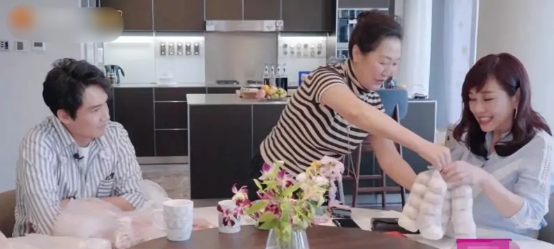 黄圣依婆婆开导陈松伶婆婆,陈松伶嘱咐黄圣依要给婆婆买奶茶