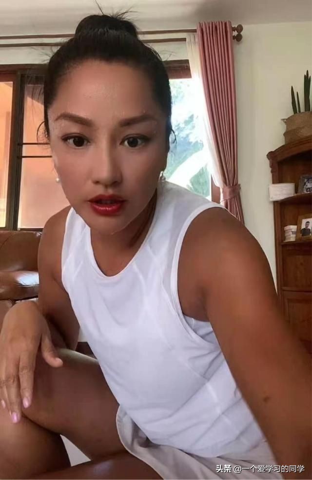 瞿颖晒跳舞视频皮肤黝黑引网友热议，家中陈设简单老款沙发已破皮