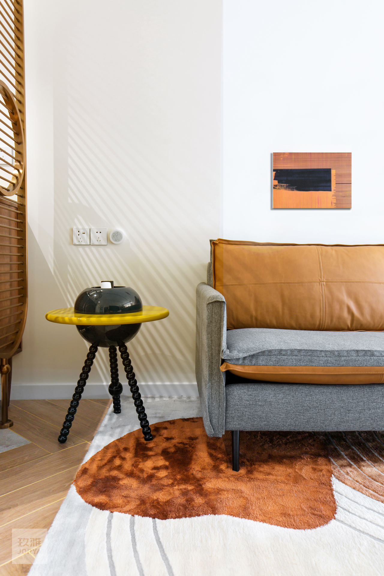 这家的电视柜既能收纳,也是喵星人乐园