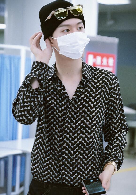 入秋之后担心自己脑门冷？那不如学学明星们戴潮帽，又酷又有范