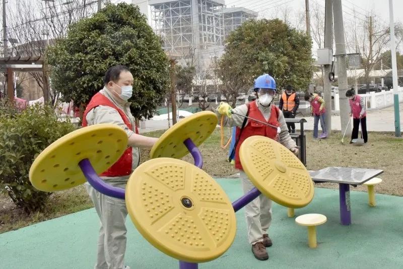 他一直都在诗歌,她一直都在作文600字