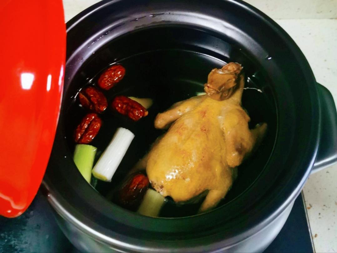 剖腹产喝鸽子汤用老鸽子还是乳鸽,炖鸽子汤的做法放香菜吗