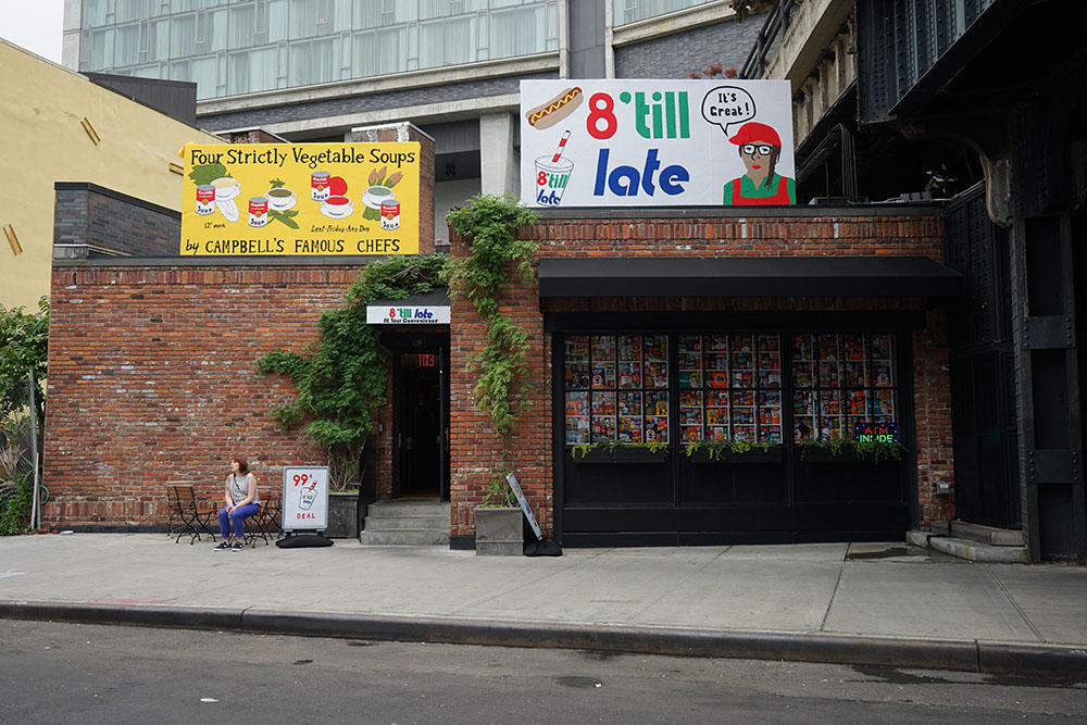 她开了间奇怪的店,货品琳琅满目,却一件也买不了