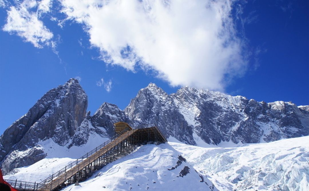 玉龙雪山日照金山的美,玉龙雪山日照金山美照