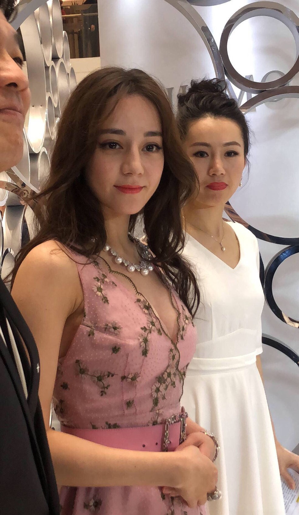 迪丽热巴好大胆！现身捞金穿深V性感长裙，人美胸更美