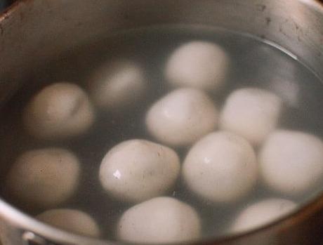 开水放汤圆还是冷水放汤圆,煮汤圆应该冷水下锅还是热水下锅