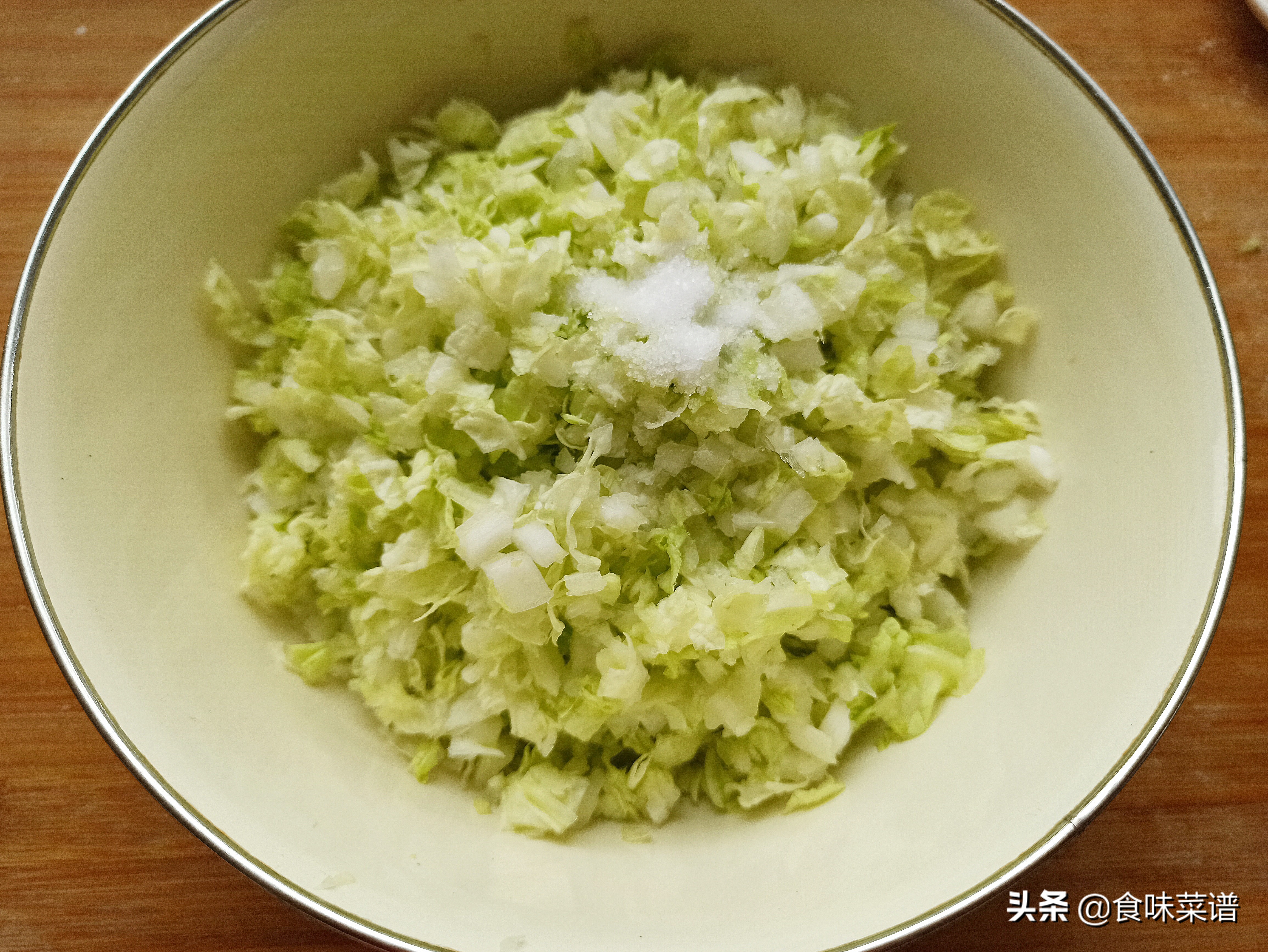 馅饼怎么做又薄又软怎么和面,饭店大白菜和芹菜馅的馅饼咋调馅