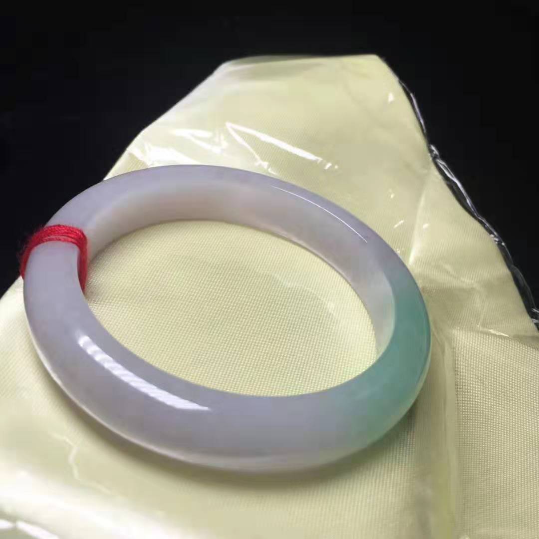 选购翡翠手镯时应该注意哪些细节,挑翡翠手镯要怎样挑选好的