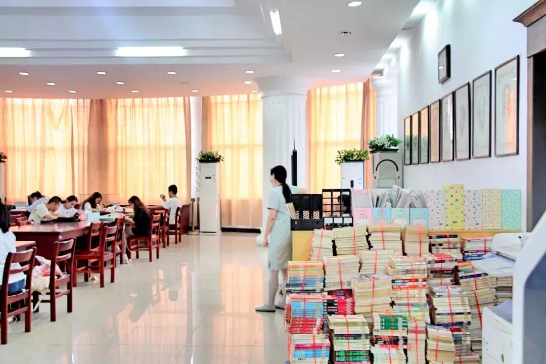 武昌这所低调的大学坐拥一线江景,教学楼窗外就是黄鹤楼