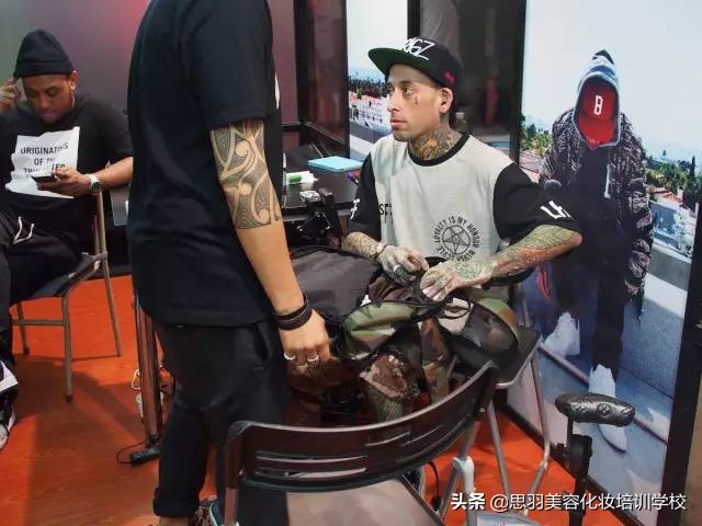 纹身并不能评价一个人的好坏,正确的纹身知识和护理方法