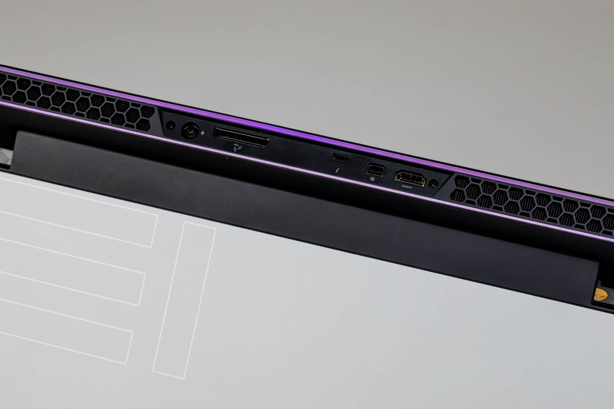 戴尔外星人m15r6测评是什么系统,戴尔外星人m15r2雷电接口