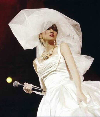 梅艳芳百变天后的陨落及未解之谜,梅艳芳百变天后的生活