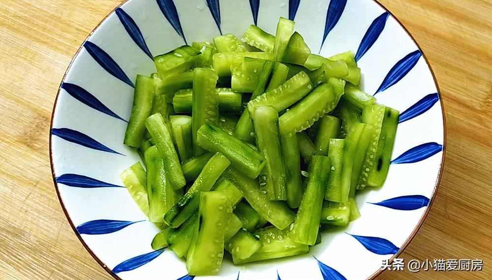 10分钟快速腌黄瓜条,酱黄瓜条怎么腌又脆又好吃