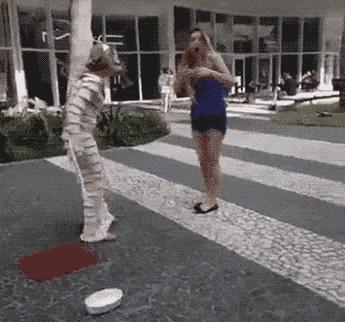 “兄弟睡觉压得胳膊都变色了，要不要叫醒他？”醒来一定很酸爽