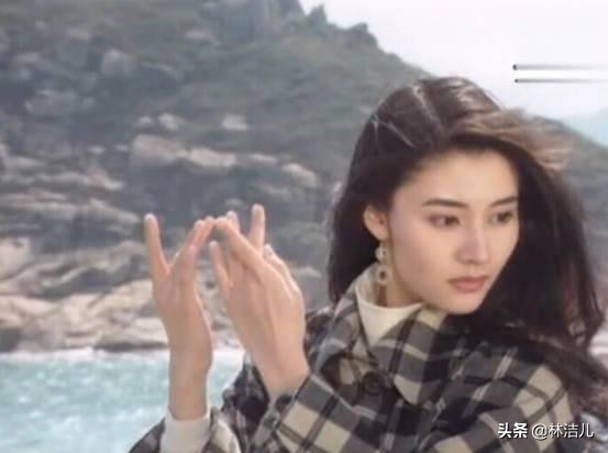 王祖贤状态52岁肤白貌美头发浓密,52岁王祖贤笑颜红唇发量惊人