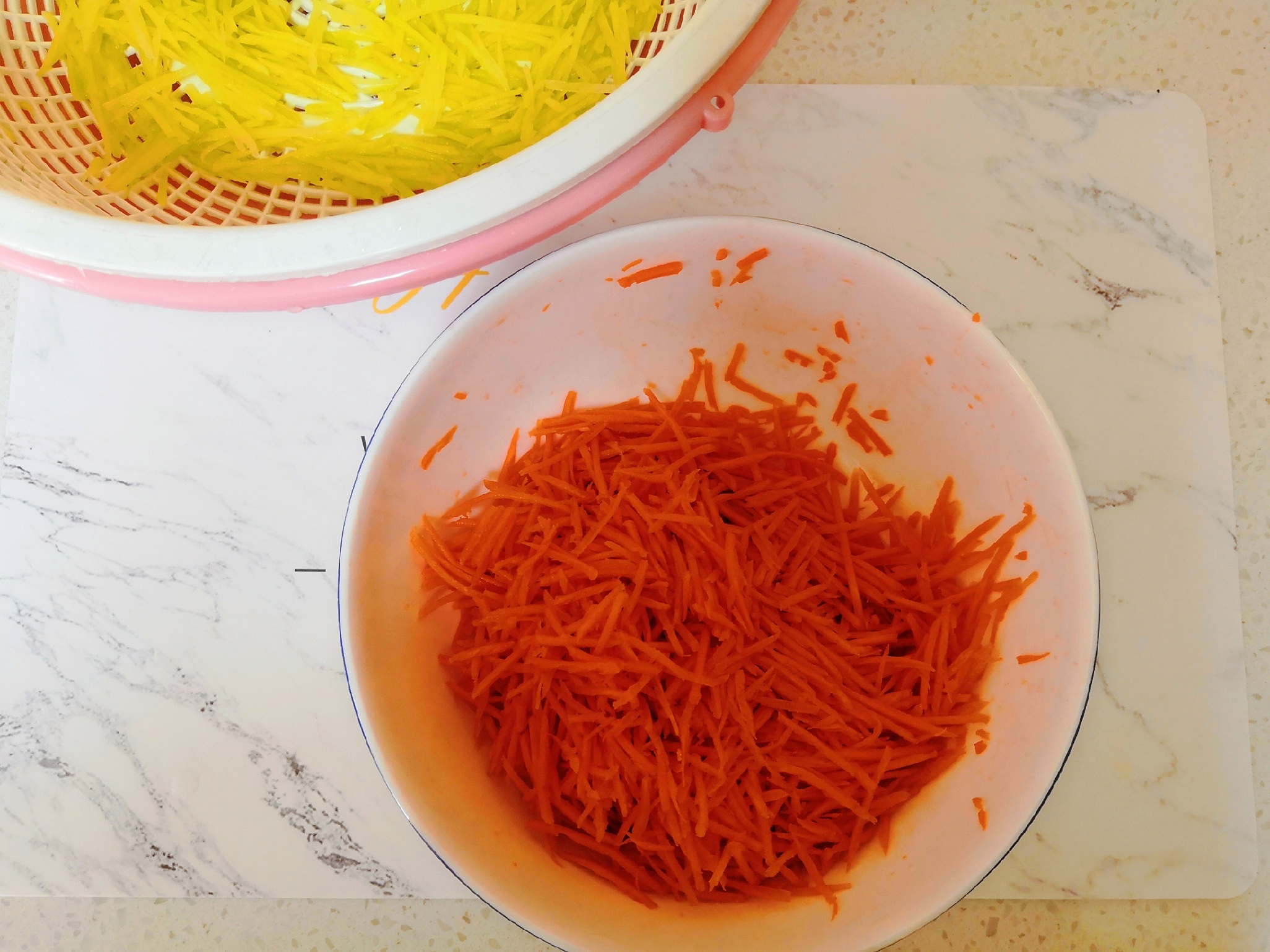 一个土豆和胡萝卜可以做什么美食,土豆和胡萝卜不加配料的神仙吃法