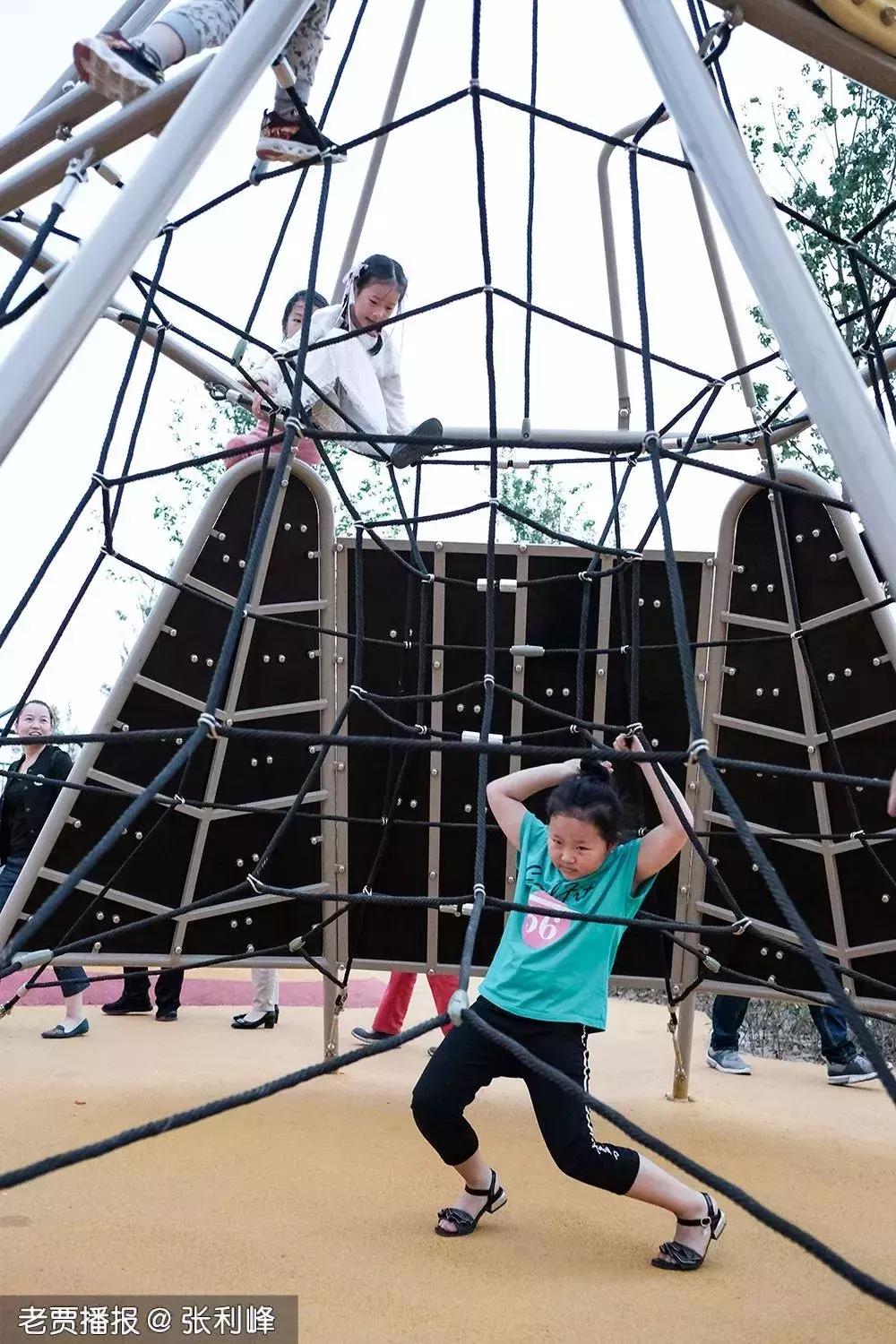 哪个公园好玩又免费又滑滑梯,半圆滑梯攀岩公园