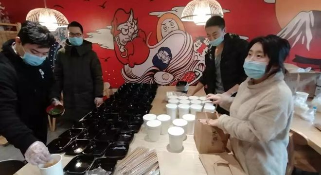 “买不到卫生巾,用保鲜膜捂住”:防护服下的女性秘密,让人泪目