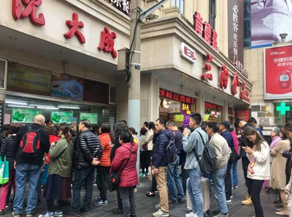 一条地毯炒到万元?沪上这些“网红“”值得排队么网友:冷静点