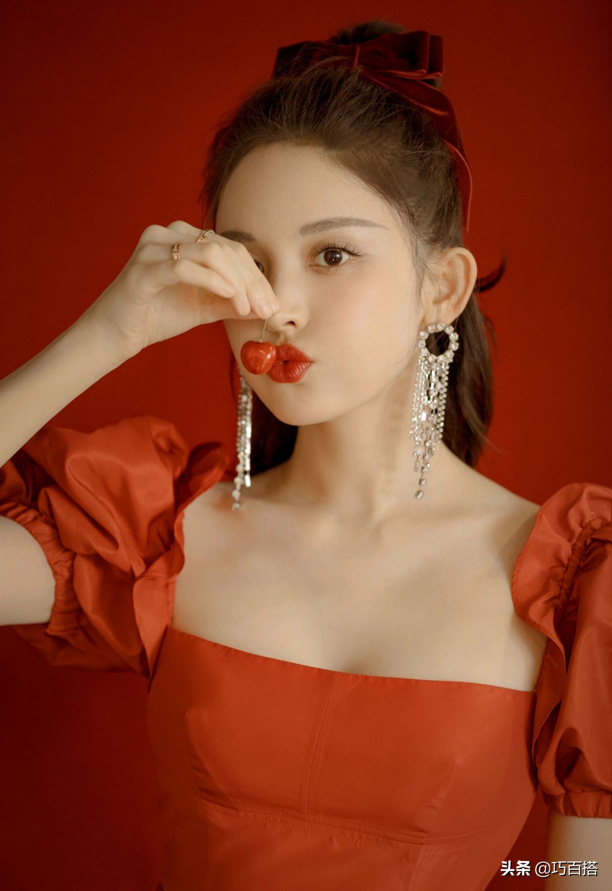 娜扎喜欢你我也是红裙蝴蝶结造型,娜扎同款蝴蝶结盘发