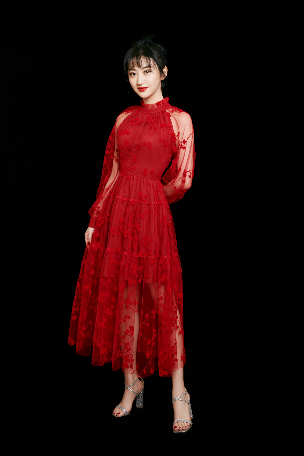她直播自曝微整形，今穿T恤配大红色轻纱裙，衬得人肤白如雪
