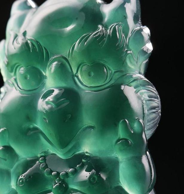 蓝水料：冰种翡翠玉石的一种，深邃神秘，灵气十足，价值一间房