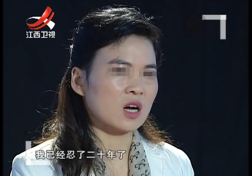 妻子沉迷网聊警告他事不过三,妻子痴迷网络聊天令丈夫疑心重重