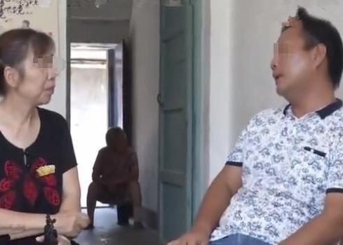 婆婆看孩子没注意,孩子膝盖磕破流血,儿媳抬手给了婆婆两个耳光