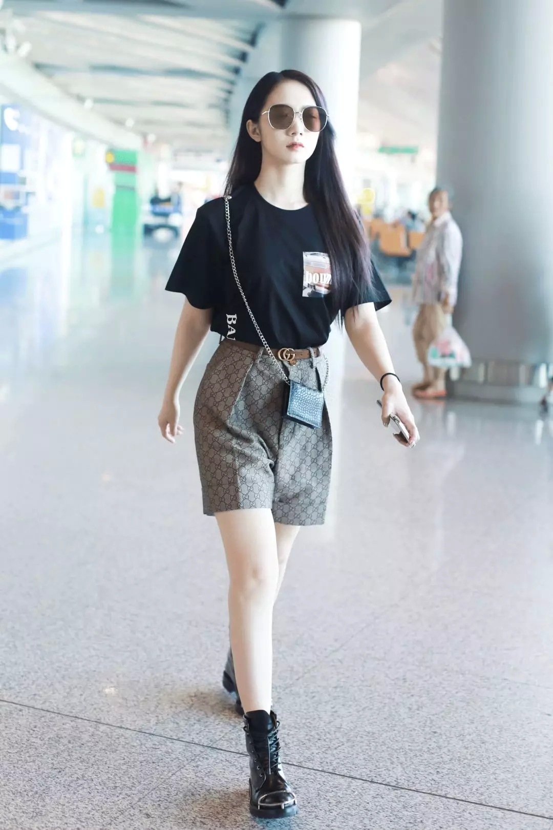 一点也不热，酷妹的马丁靴里都有空调