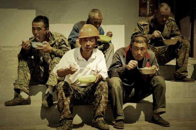 为什么农民工挣钱越来越难,别被白手起家骗了