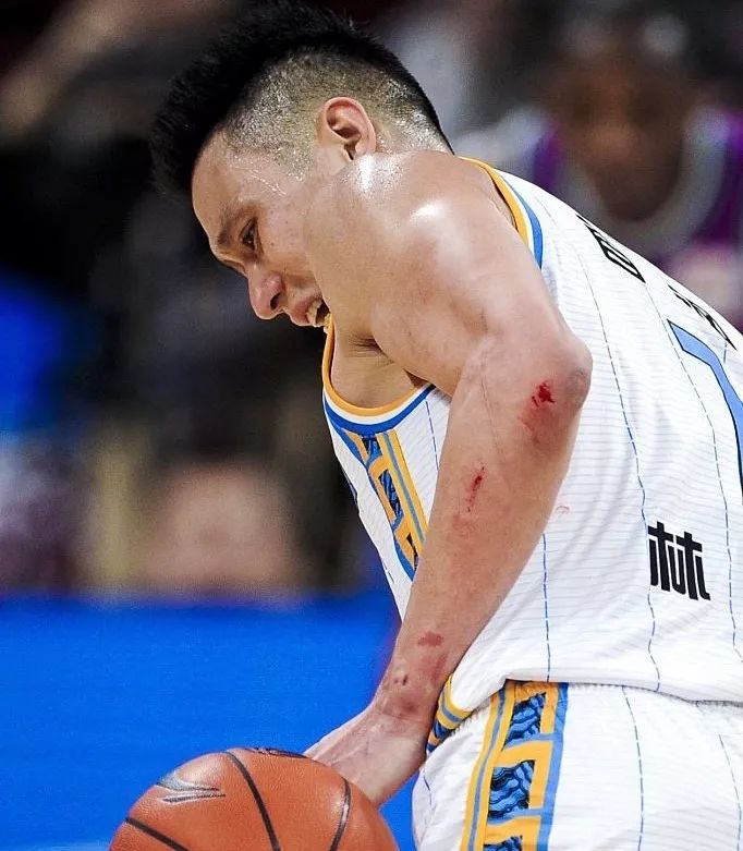 林书豪头破血流,林书豪手肘撞飞