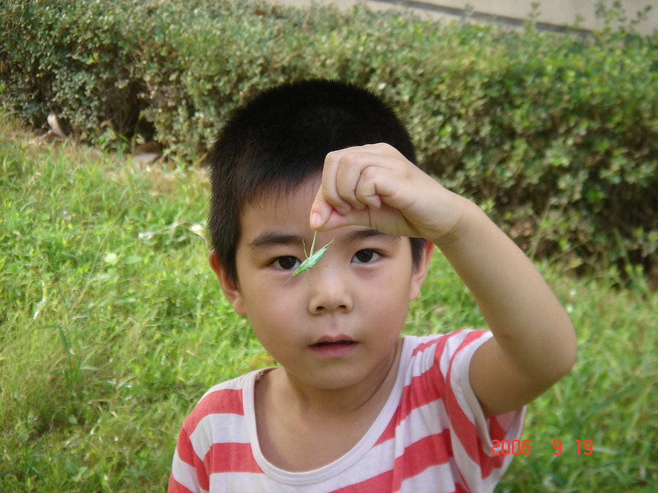 宝宝总是喜欢抱着自己的衣服,宝宝喜欢把喜欢的东西揣口袋里