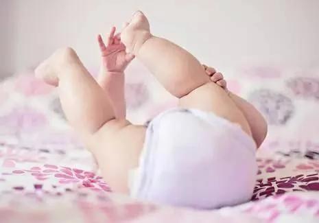 给儿童穿纸尿裤的正确方法,给宝宝穿纸尿裤好还是棉尿裤好