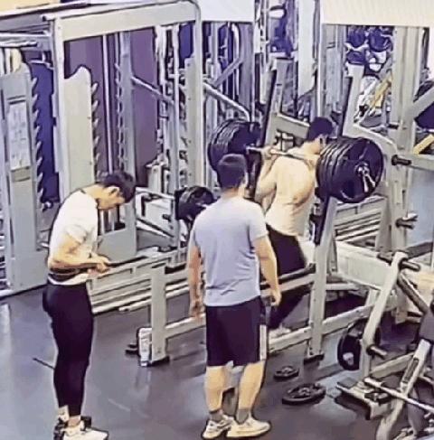 小哥挑战负重跑,负重深蹲杠铃100公斤挑战赛